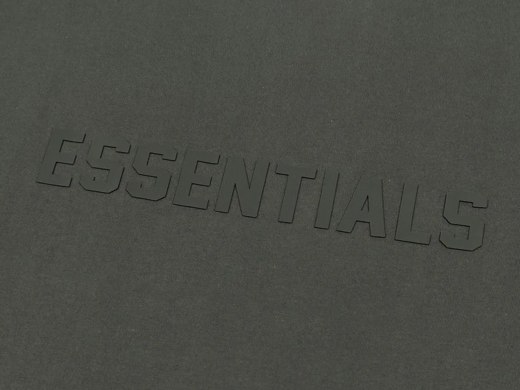 🦋Exclusive for cross-border supply, Hot Sale🦋70 【Light Black】Essentials FW 23 Essentials Shorts Smoke Solid color elastic straight American heavyweight casual short sleeves for men and women Same Style ESSENTIALS was established in Los Angeles, USA in 2018. The original intention of its establishment was to let more people wear affordable Versatile trendy items. In terms of fabric tailoring, it follows the same comfort and fineness as FEAR OF GOD, and the design is simplified from complexity, with the eye-catching "ESSENTIALS" LOGO running throughout. ESSENTIALS has been favored by fashion enthusiasts since its launch, and many European and American superstars are also its loyal buyers, such as KANYE WEST, JUSITN BIEBER, RIHANNA, etc. . . . . The most popular FOG color on the Internet is here, double-row silicone, the original custom-made fabric is soft and comfortable, no color difference, the custom-dyed rib collar is dyed in the same vat, the original Authentic designated flocking printing factory, there are few machines on the market that can produce a three-dimensional 3D feeling, the width and length of each letter and the 3D depth, etc., the ceiling of the industry, that is to say, you don’t need to look closely to know that it is 3D. In the details, we can see that the size of each corner of the hood is symmetrical and made of double-layer fabric. Factory’s great technology is that it can make each corner symmetrical so that it doesn’t look soft and floppy when worn, and it feels stiff. The original OVERSIZE version is full of high street style. Color: Light Black, Haze Blue, Plum, Seal Gray Size: XS-XL (maximum weight) Recommended: Same Style for men and women